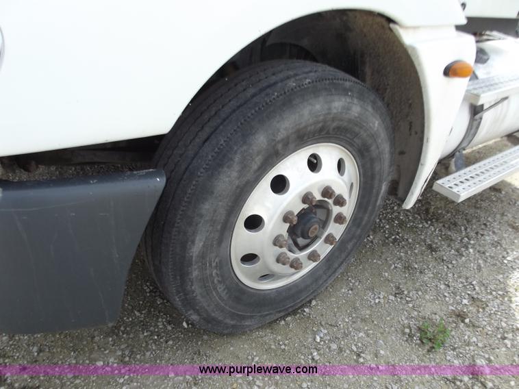 image for item D3770 2005 Freightliner Columbia CL120 semi truck