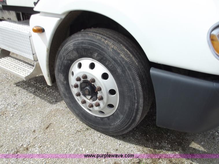 image for item D3770 2005 Freightliner Columbia CL120 semi truck