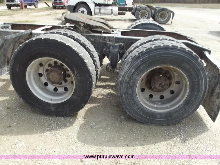 image for item D3770 2005 Freightliner Columbia CL120 semi truck