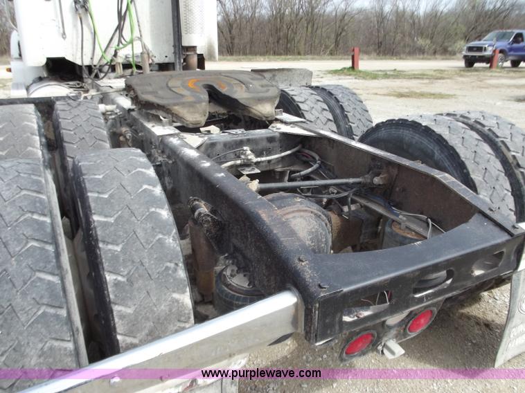 image for item D3770 2005 Freightliner Columbia CL120 semi truck