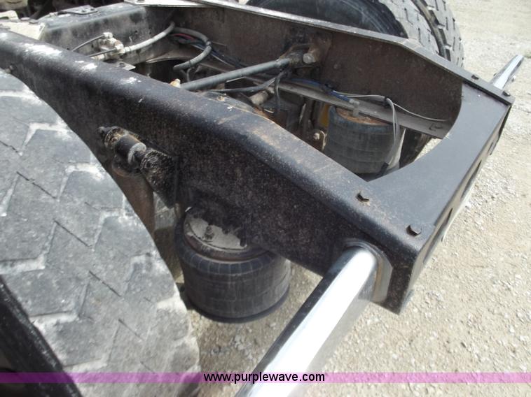 image for item D3770 2005 Freightliner Columbia CL120 semi truck