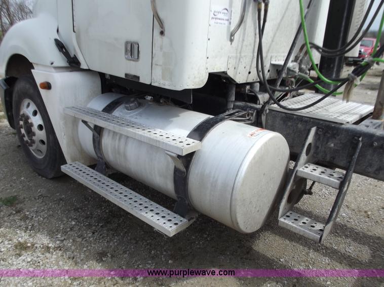 image for item D3770 2005 Freightliner Columbia CL120 semi truck