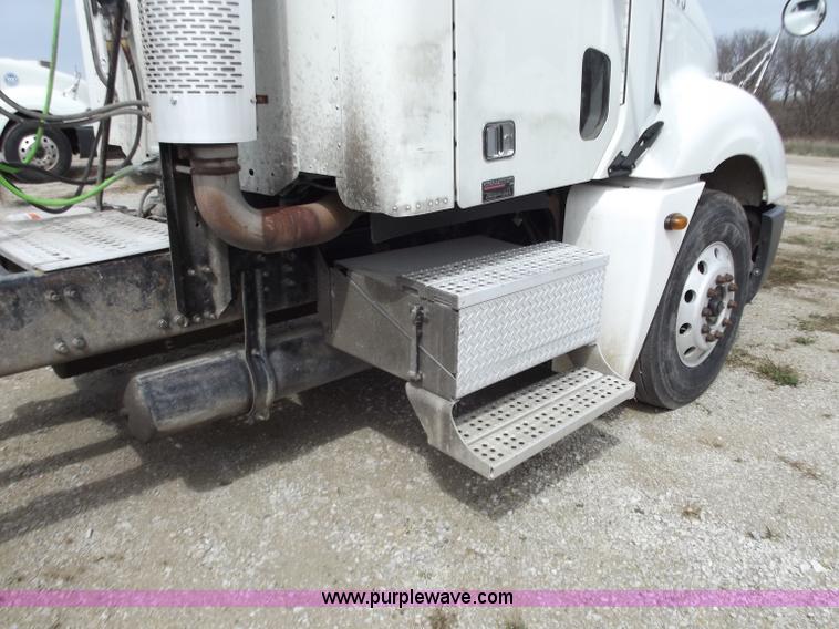 image for item D3770 2005 Freightliner Columbia CL120 semi truck