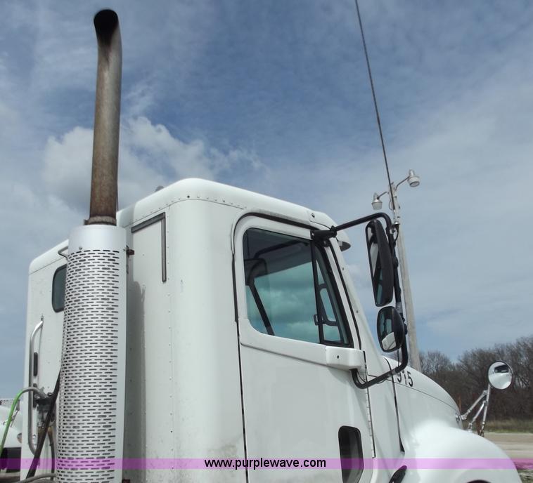 image for item D3770 2005 Freightliner Columbia CL120 semi truck