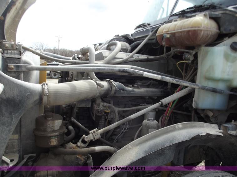 image for item D3770 2005 Freightliner Columbia CL120 semi truck