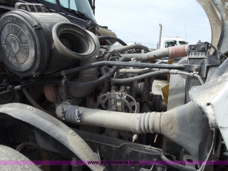 image for item D3770 2005 Freightliner Columbia CL120 semi truck