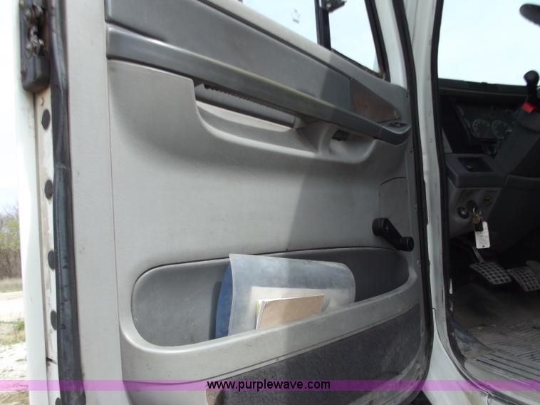 image for item D3770 2005 Freightliner Columbia CL120 semi truck