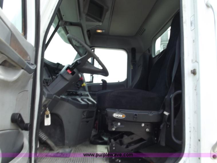 image for item D3770 2005 Freightliner Columbia CL120 semi truck