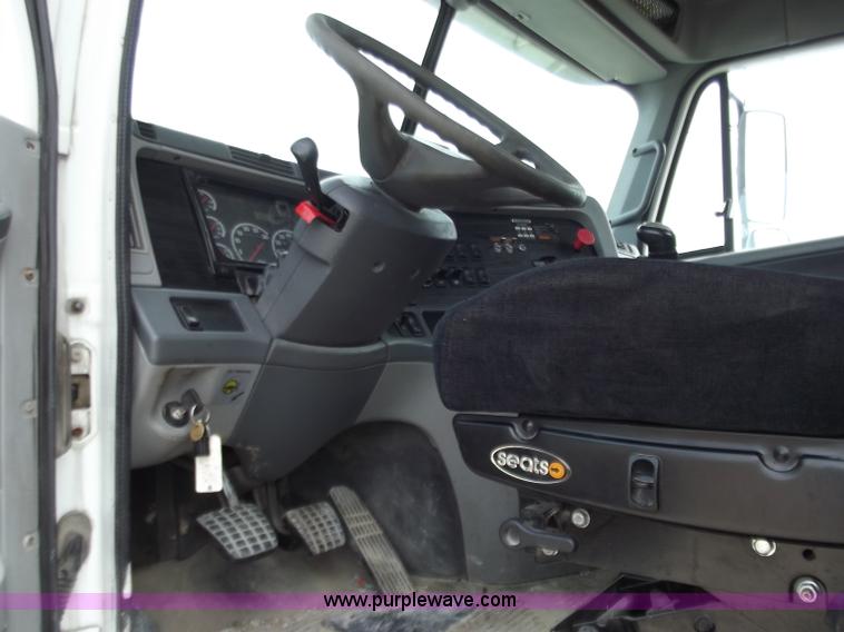 image for item D3770 2005 Freightliner Columbia CL120 semi truck