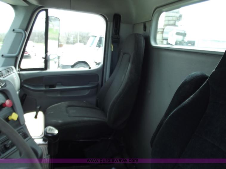 image for item D3770 2005 Freightliner Columbia CL120 semi truck