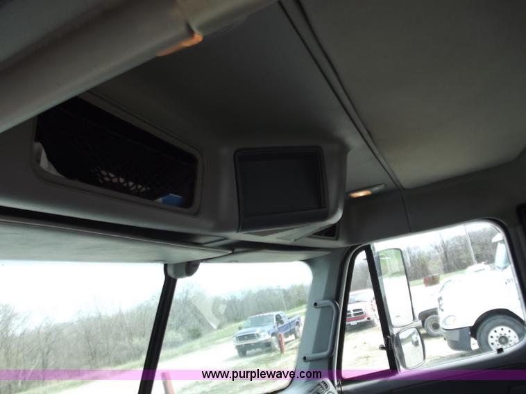 image for item D3770 2005 Freightliner Columbia CL120 semi truck