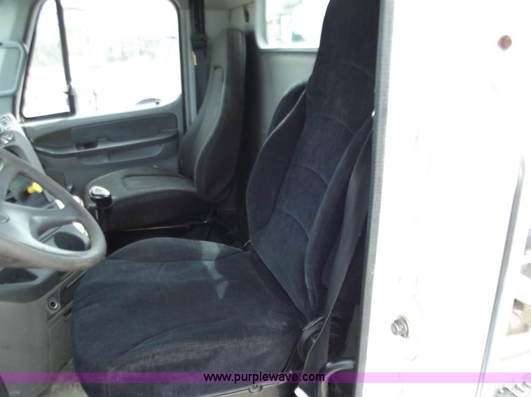 image for item D3770 2005 Freightliner Columbia CL120 semi truck