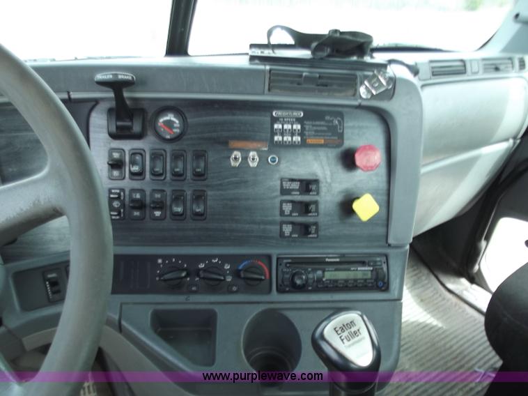 image for item D3770 2005 Freightliner Columbia CL120 semi truck