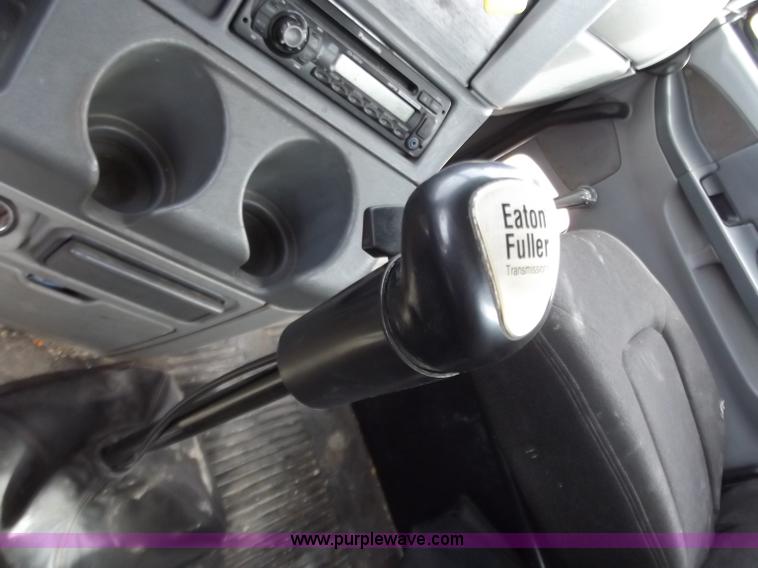 image for item D3770 2005 Freightliner Columbia CL120 semi truck