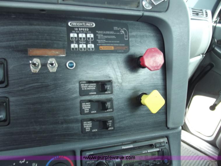 image for item D3770 2005 Freightliner Columbia CL120 semi truck