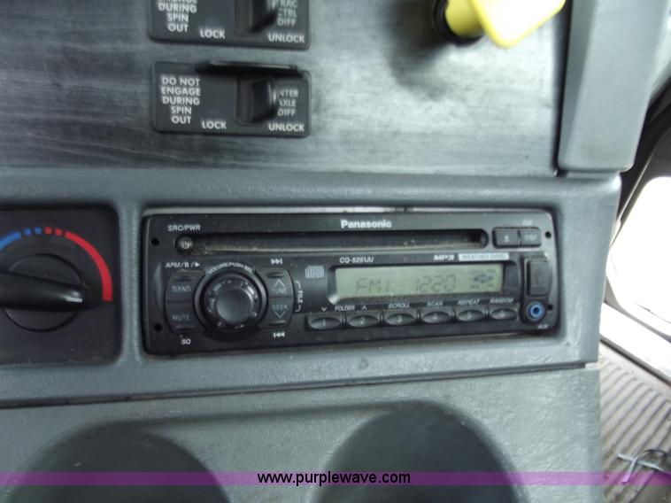 image for item D3770 2005 Freightliner Columbia CL120 semi truck