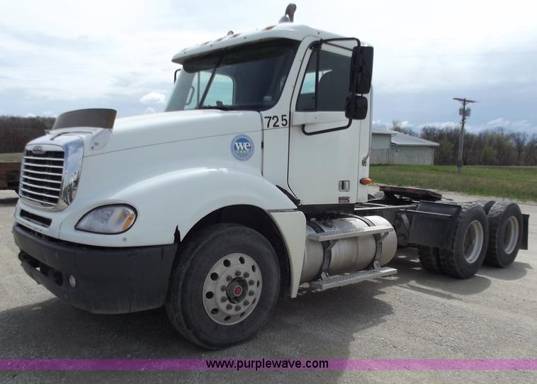 image for item D3771 2003 Freightliner Columbia CL120 semi truck