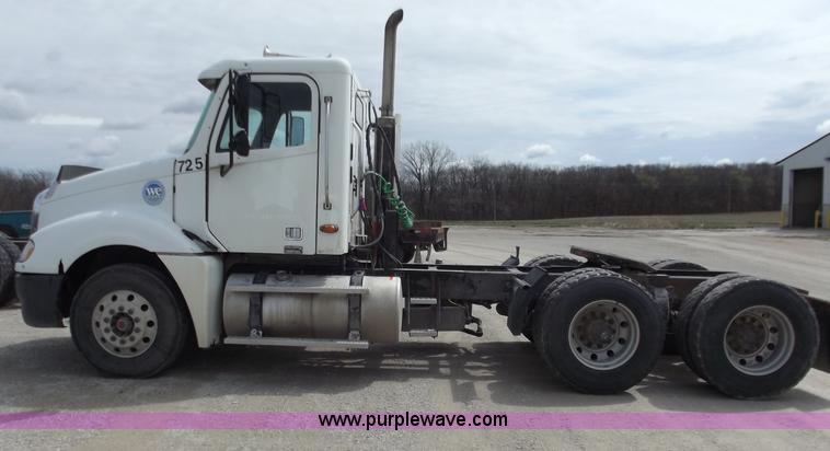 image for item D3771 2003 Freightliner Columbia CL120 semi truck