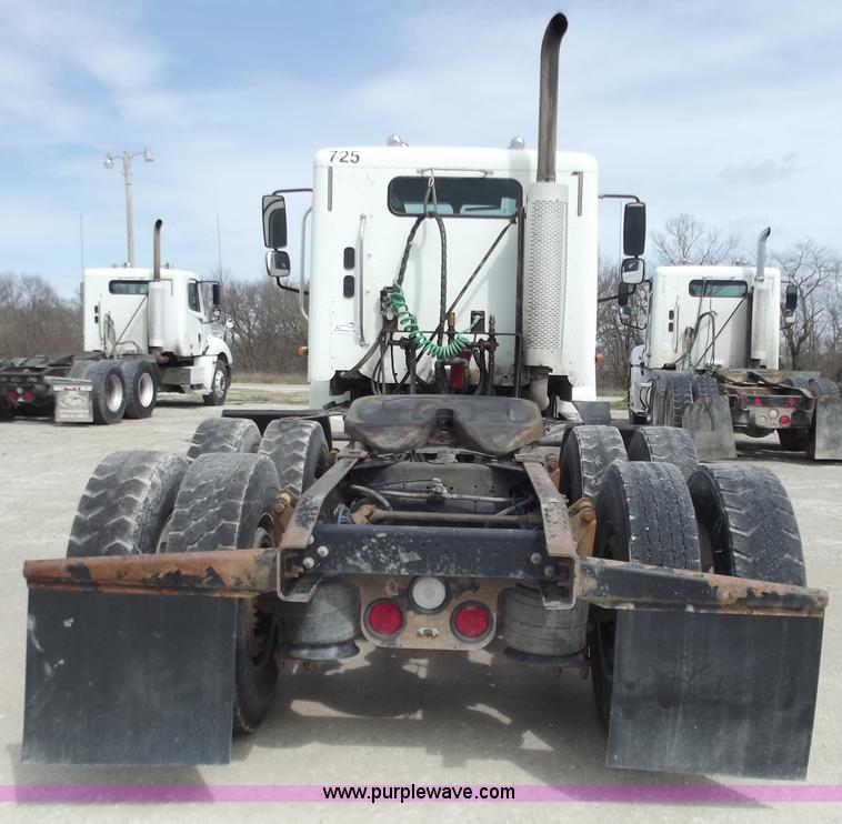 image for item D3771 2003 Freightliner Columbia CL120 semi truck