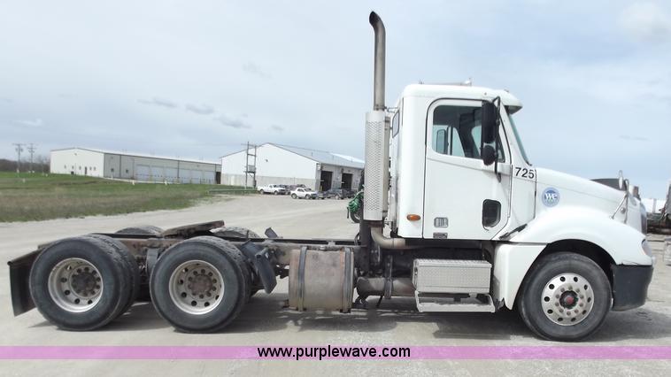 image for item D3771 2003 Freightliner Columbia CL120 semi truck