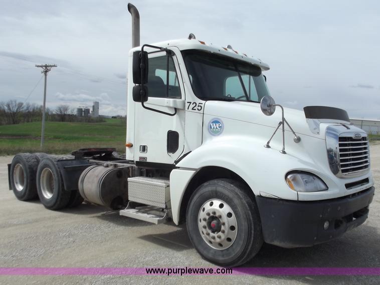 image for item D3771 2003 Freightliner Columbia CL120 semi truck