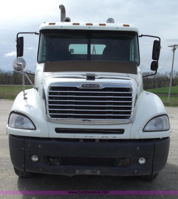 image for item D3771 2003 Freightliner Columbia CL120 semi truck
