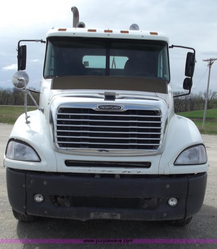 image for item D3771 2003 Freightliner Columbia CL120 semi truck