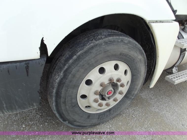 image for item D3771 2003 Freightliner Columbia CL120 semi truck