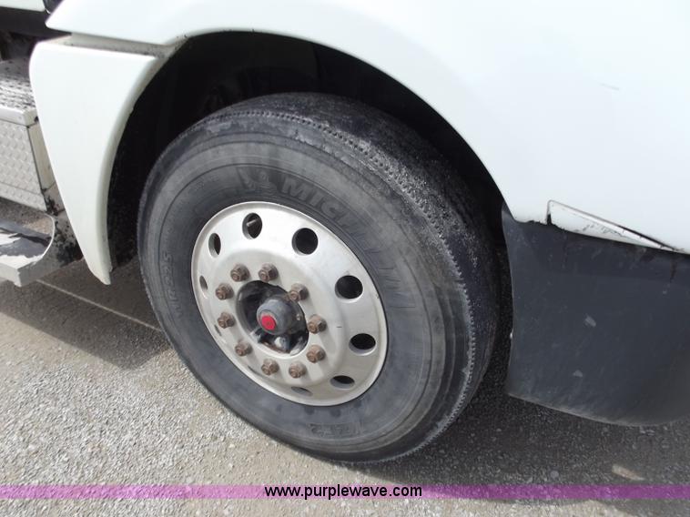 image for item D3771 2003 Freightliner Columbia CL120 semi truck