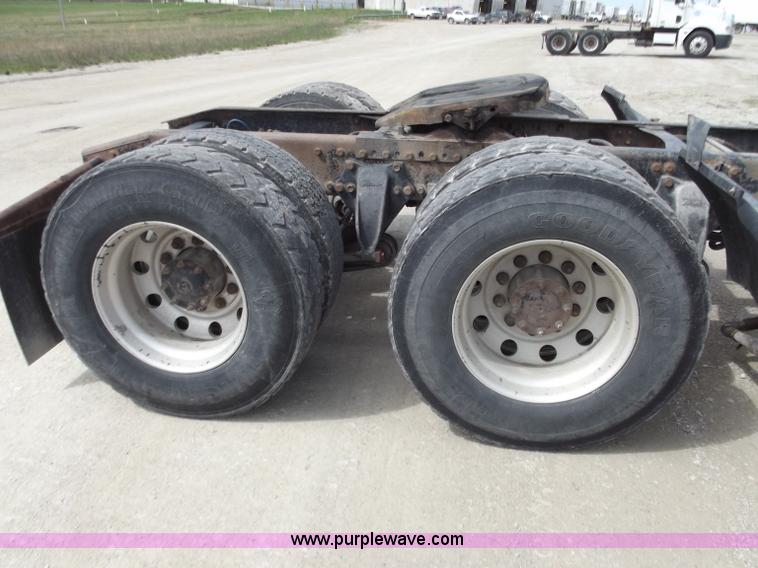 image for item D3771 2003 Freightliner Columbia CL120 semi truck