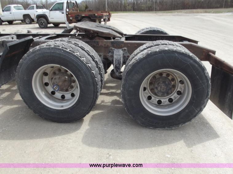 image for item D3771 2003 Freightliner Columbia CL120 semi truck