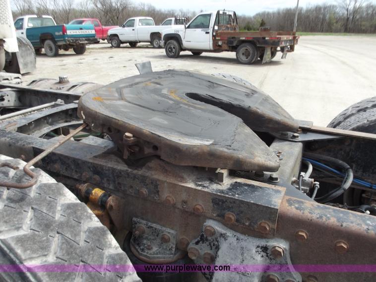 image for item D3771 2003 Freightliner Columbia CL120 semi truck