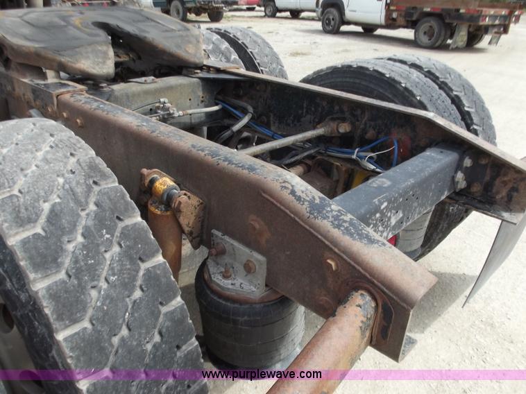 image for item D3771 2003 Freightliner Columbia CL120 semi truck