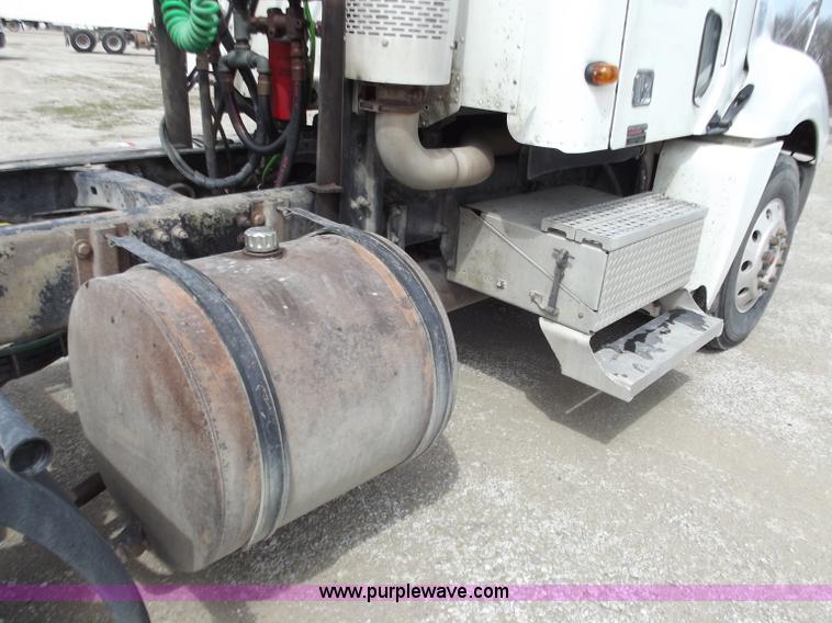 image for item D3771 2003 Freightliner Columbia CL120 semi truck