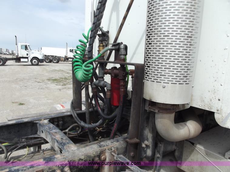 image for item D3771 2003 Freightliner Columbia CL120 semi truck