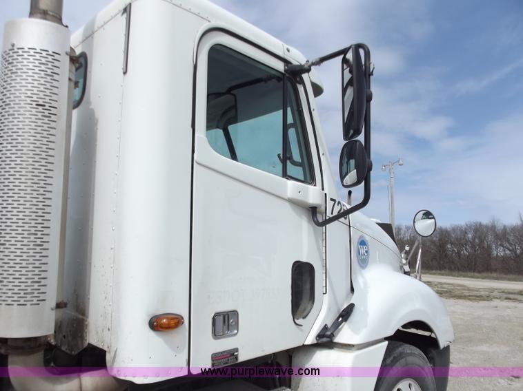 image for item D3771 2003 Freightliner Columbia CL120 semi truck