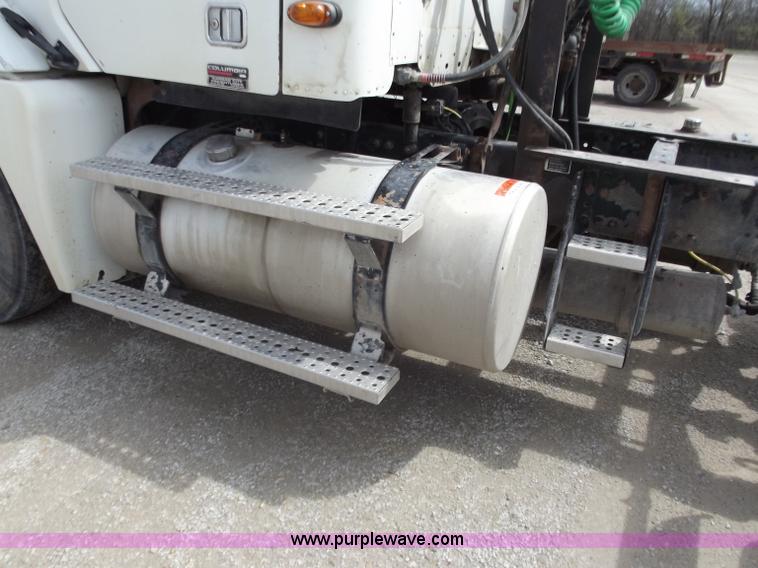 image for item D3771 2003 Freightliner Columbia CL120 semi truck