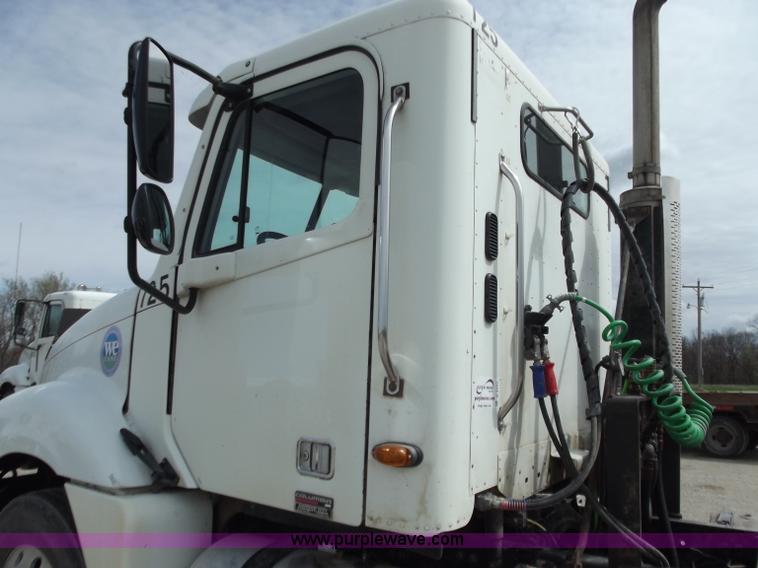 image for item D3771 2003 Freightliner Columbia CL120 semi truck