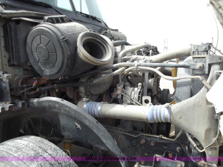 image for item D3771 2003 Freightliner Columbia CL120 semi truck