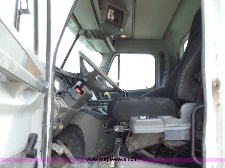 image for item D3771 2003 Freightliner Columbia CL120 semi truck