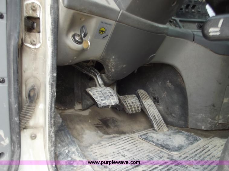 image for item D3771 2003 Freightliner Columbia CL120 semi truck