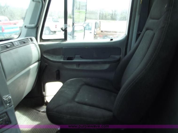 image for item D3771 2003 Freightliner Columbia CL120 semi truck