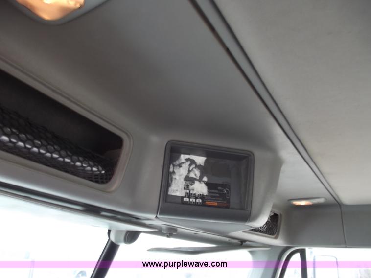 image for item D3771 2003 Freightliner Columbia CL120 semi truck