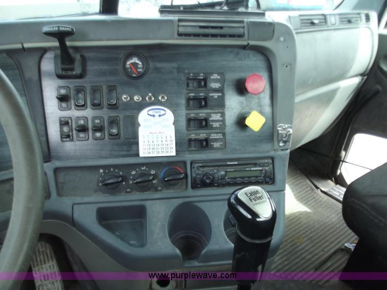 image for item D3771 2003 Freightliner Columbia CL120 semi truck