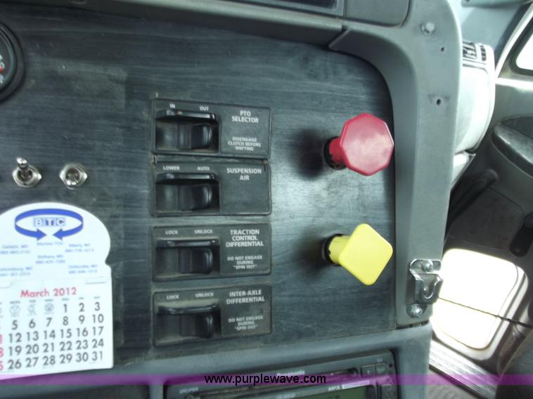 image for item D3771 2003 Freightliner Columbia CL120 semi truck