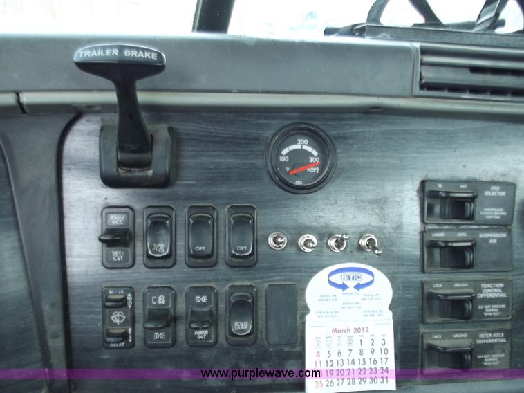 image for item D3771 2003 Freightliner Columbia CL120 semi truck