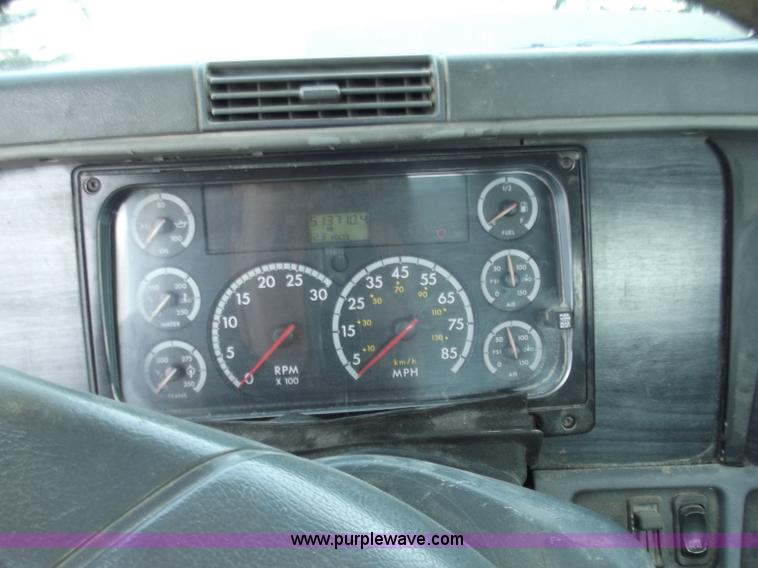 image for item D3771 2003 Freightliner Columbia CL120 semi truck