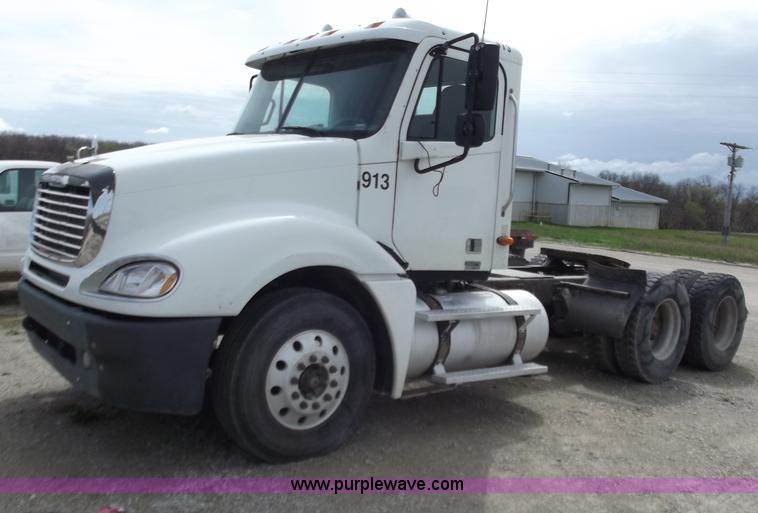 image for item D3772 2003 Freightliner Columbia CL120 semi truck