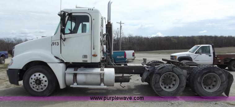 image for item D3772 2003 Freightliner Columbia CL120 semi truck