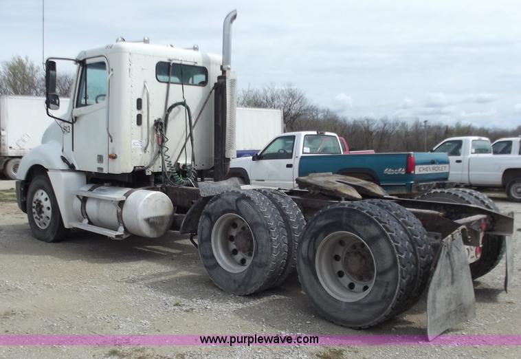 image for item D3772 2003 Freightliner Columbia CL120 semi truck